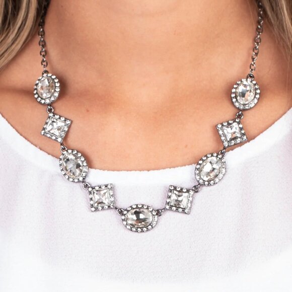 Paparazzi Jewelry Accessories - Diamond of the Season - Black Necklace - Vintage - Picture 4 of 6